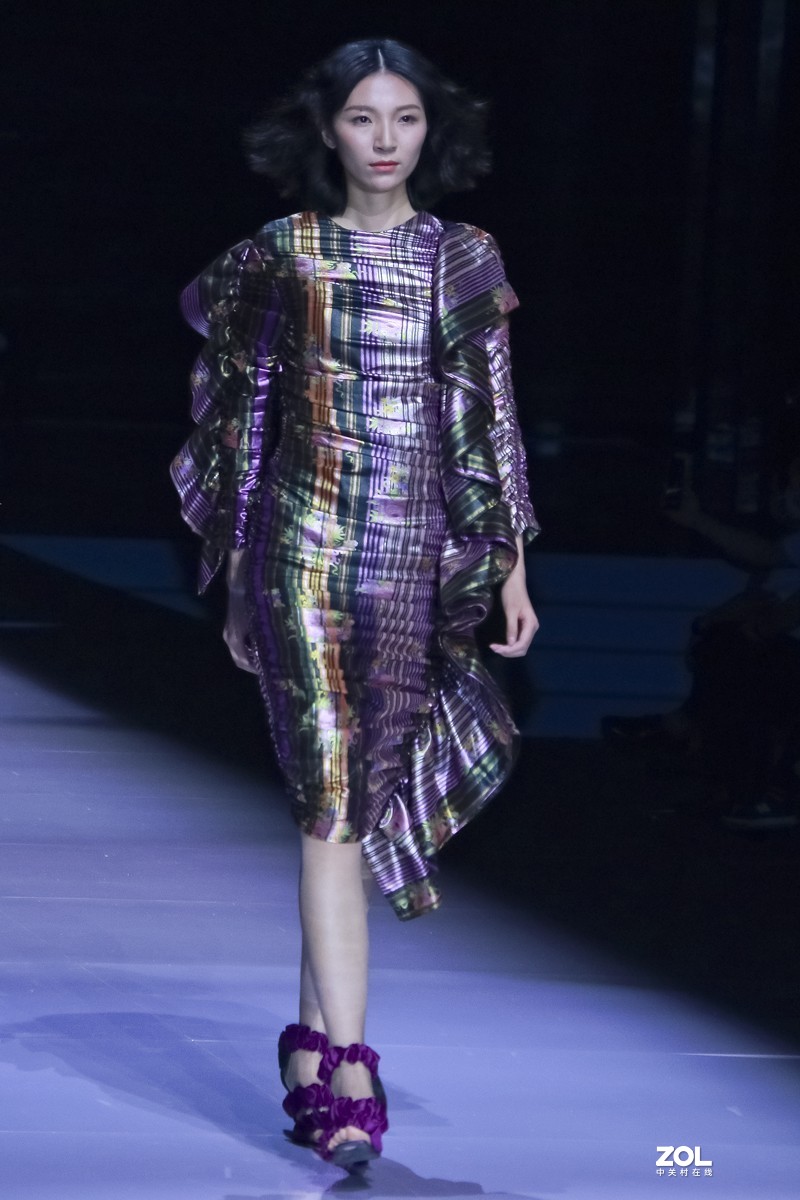 清晰度很差，与车模拍摄无法比