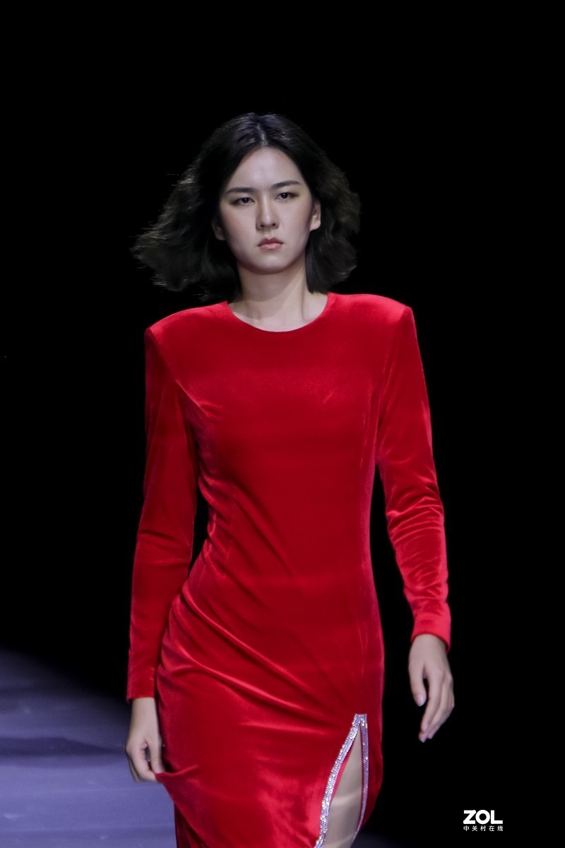 清晰度很差，与车模拍摄无法比