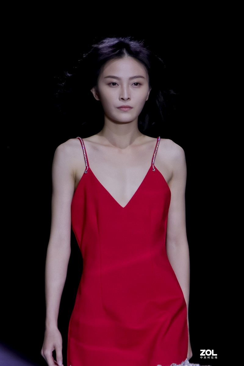 清晰度很差，与车模拍摄无法比