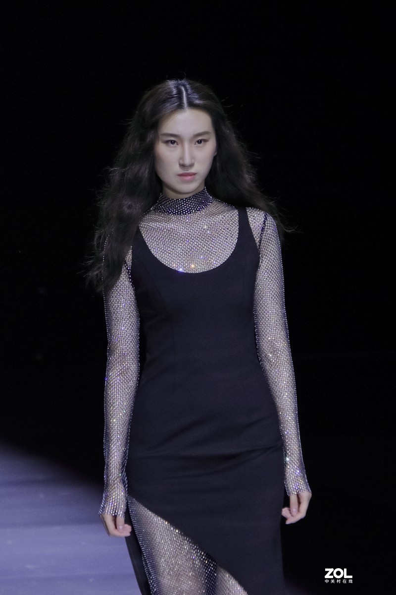 清晰度很差，与车模拍摄无法比