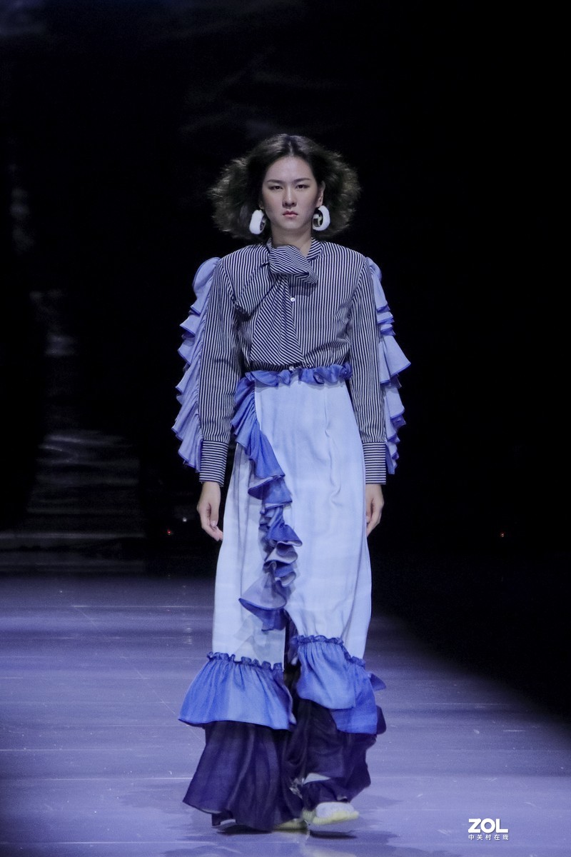 清晰度很差，与车模拍摄无法比