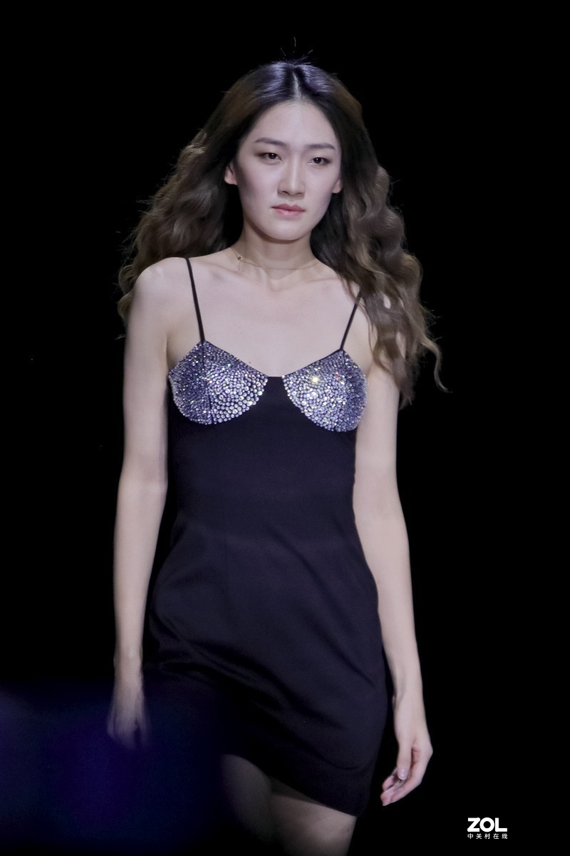 清晰度很差，与车模拍摄无法比