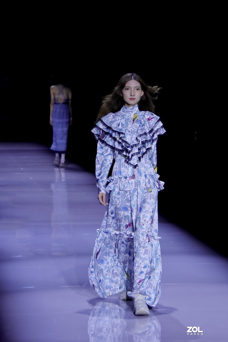 清晰度很差，与车模拍摄无法比