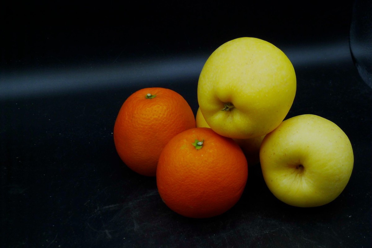 献一组水果庆三八妇女节