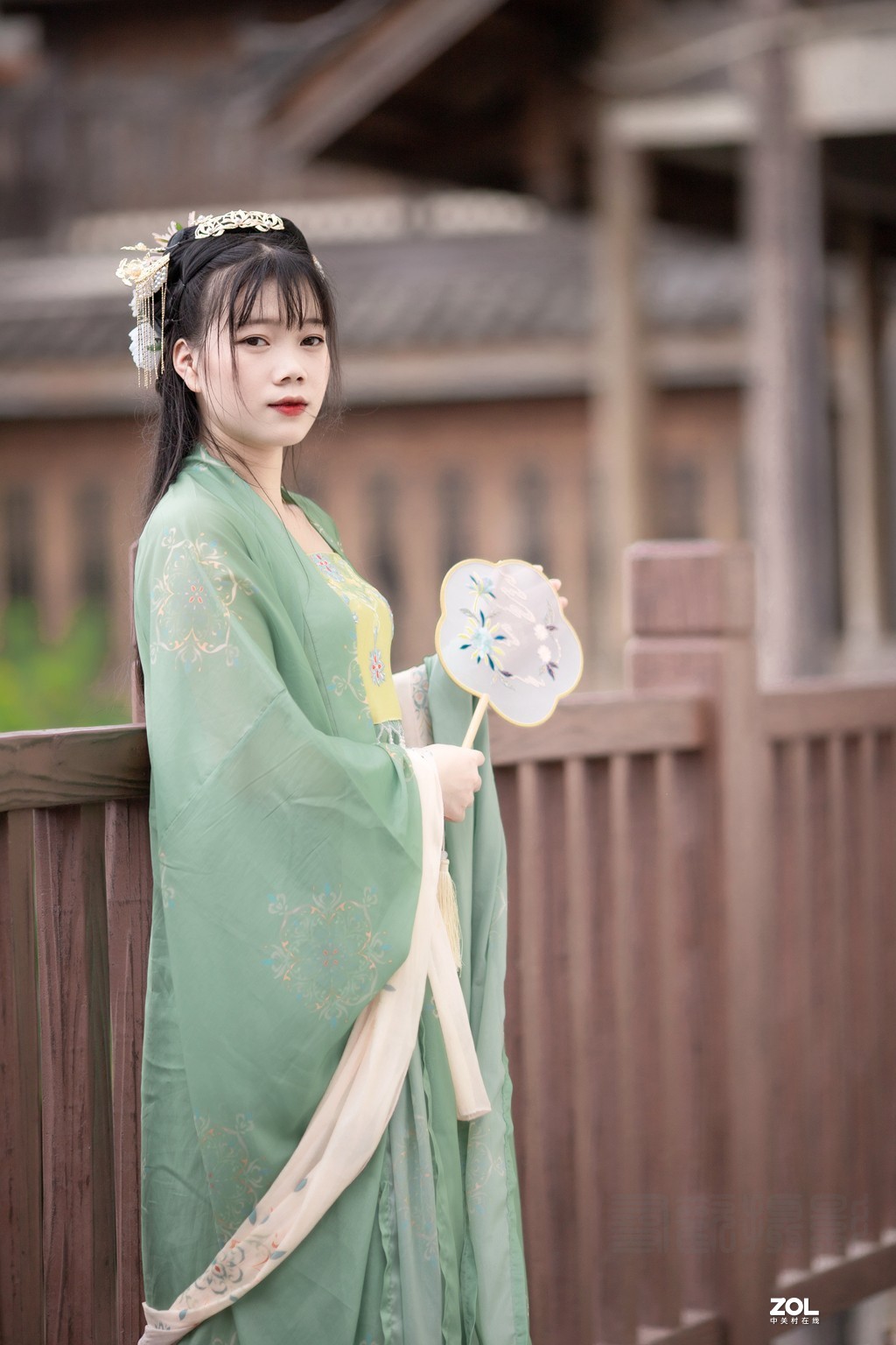 云想衣裳花想容，春风拂槛露华浓。