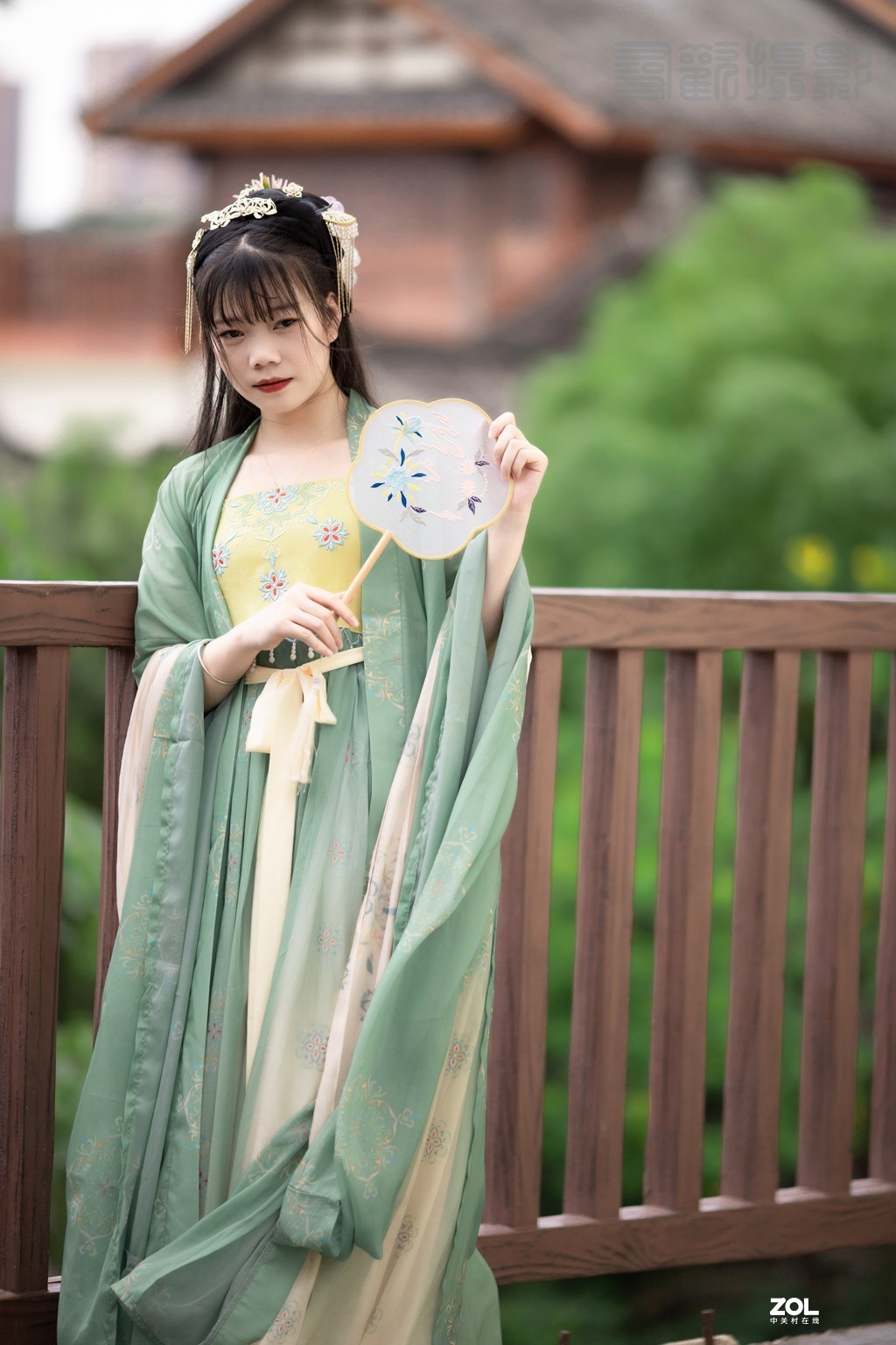 云想衣裳花想容，春风拂槛露华浓。