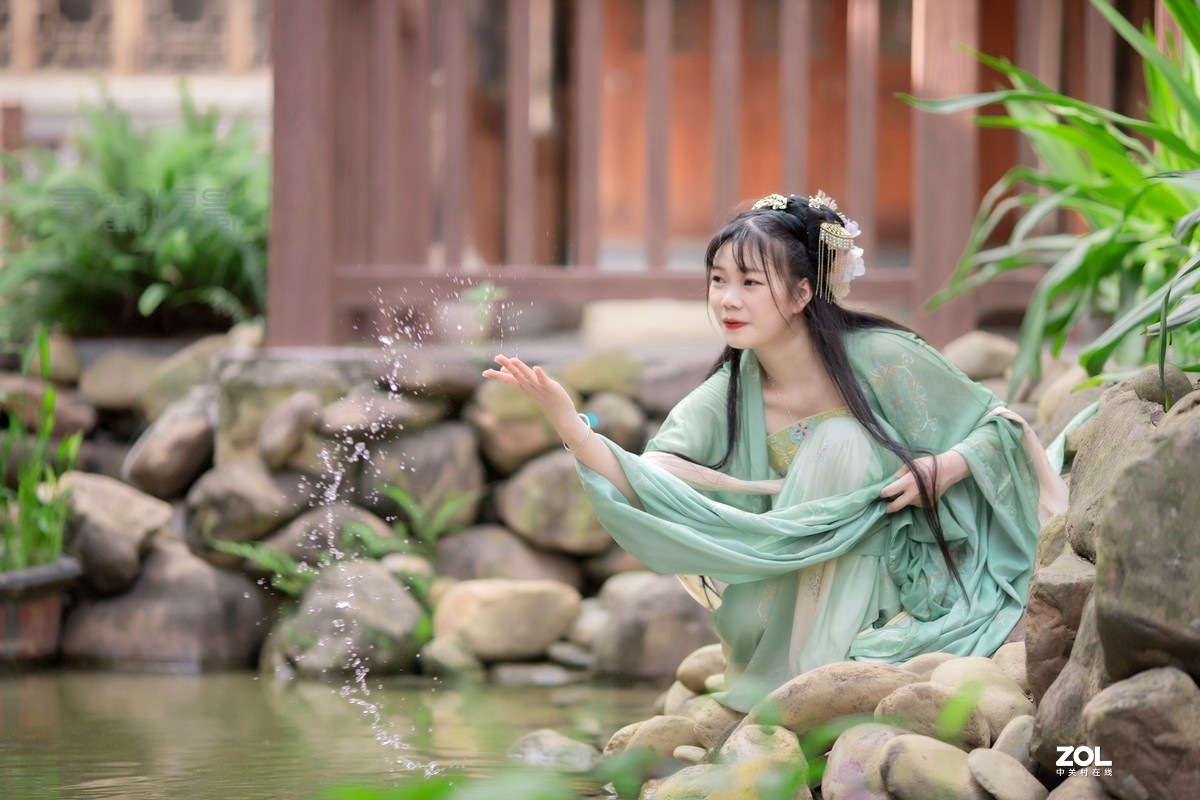 云想衣裳花想容，春风拂槛露华浓。