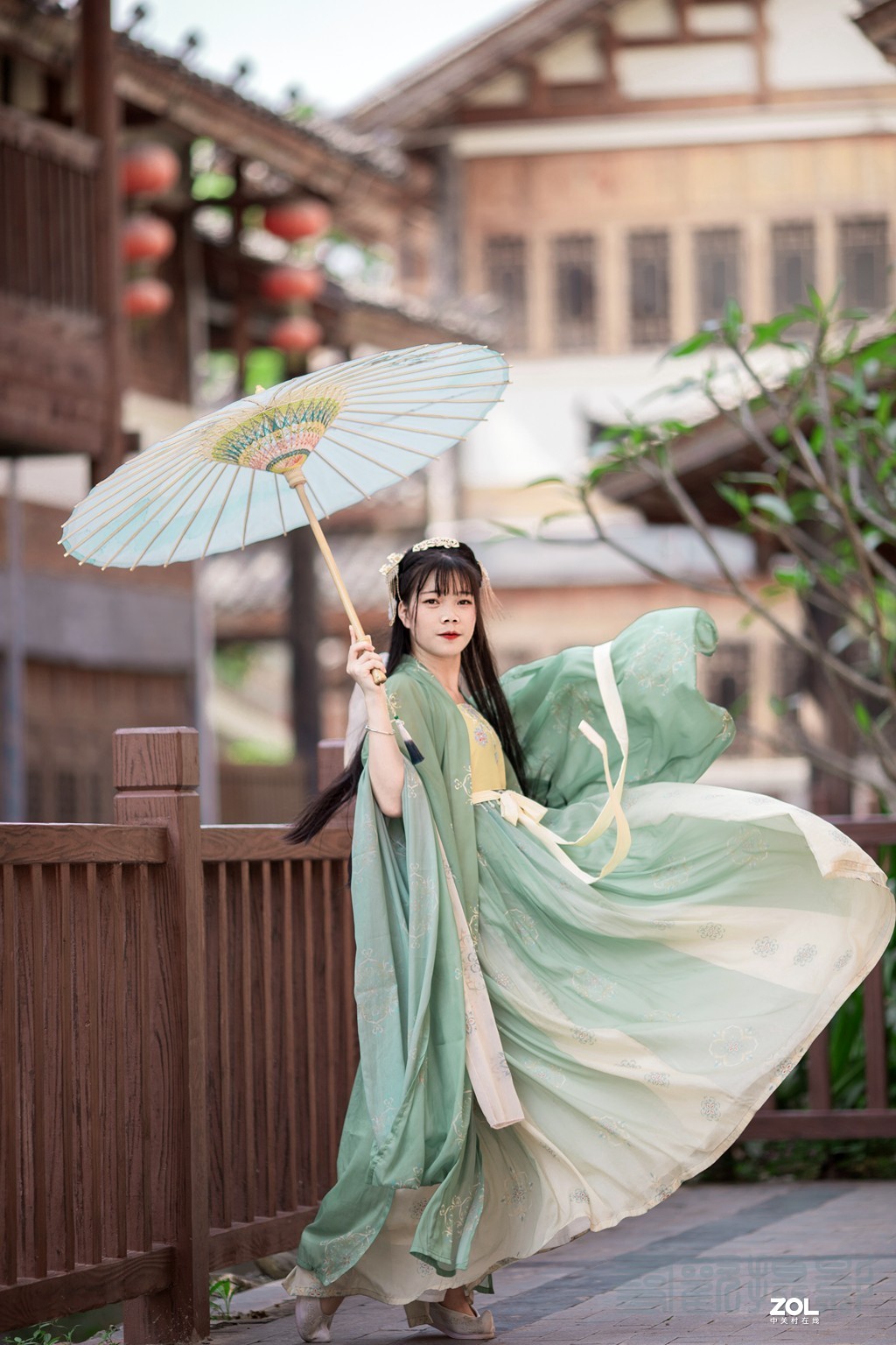 云想衣裳花想容，春风拂槛露华浓。