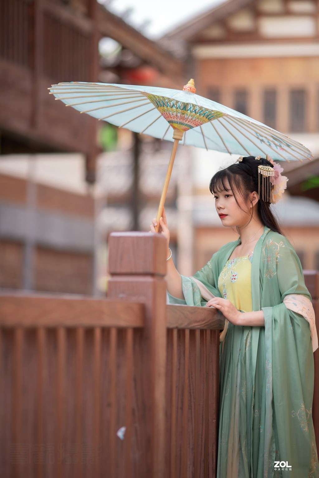 云想衣裳花想容，春风拂槛露华浓。