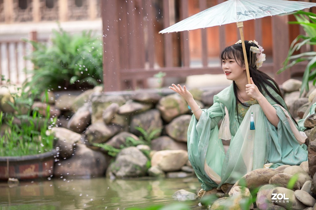 云想衣裳花想容，春风拂槛露华浓。