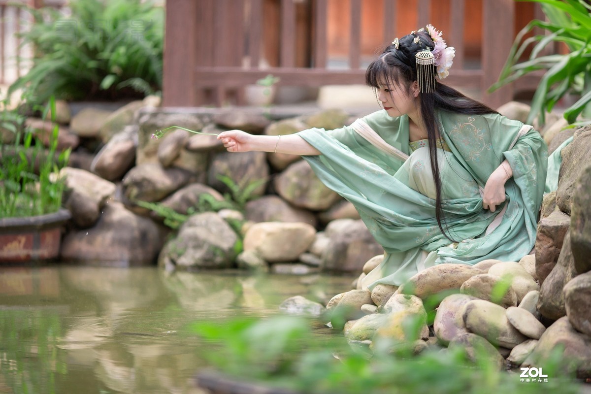 云想衣裳花想容，春风拂槛露华浓。