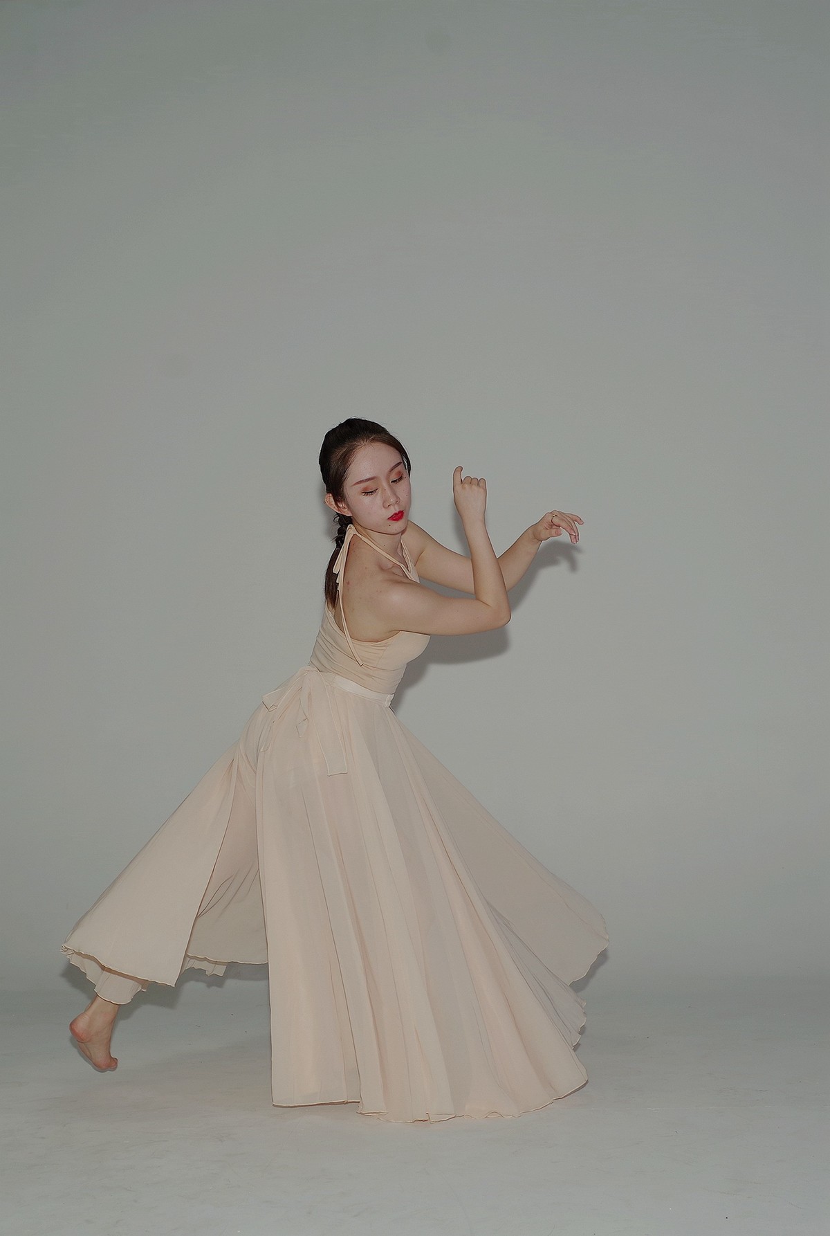 室内环境人像轻盈的舞蹈老师郑雅