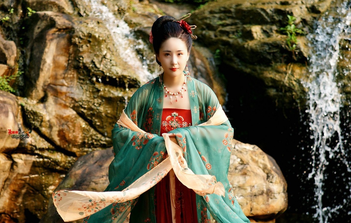 【醉美水博苑·汉服少女】--艺琳