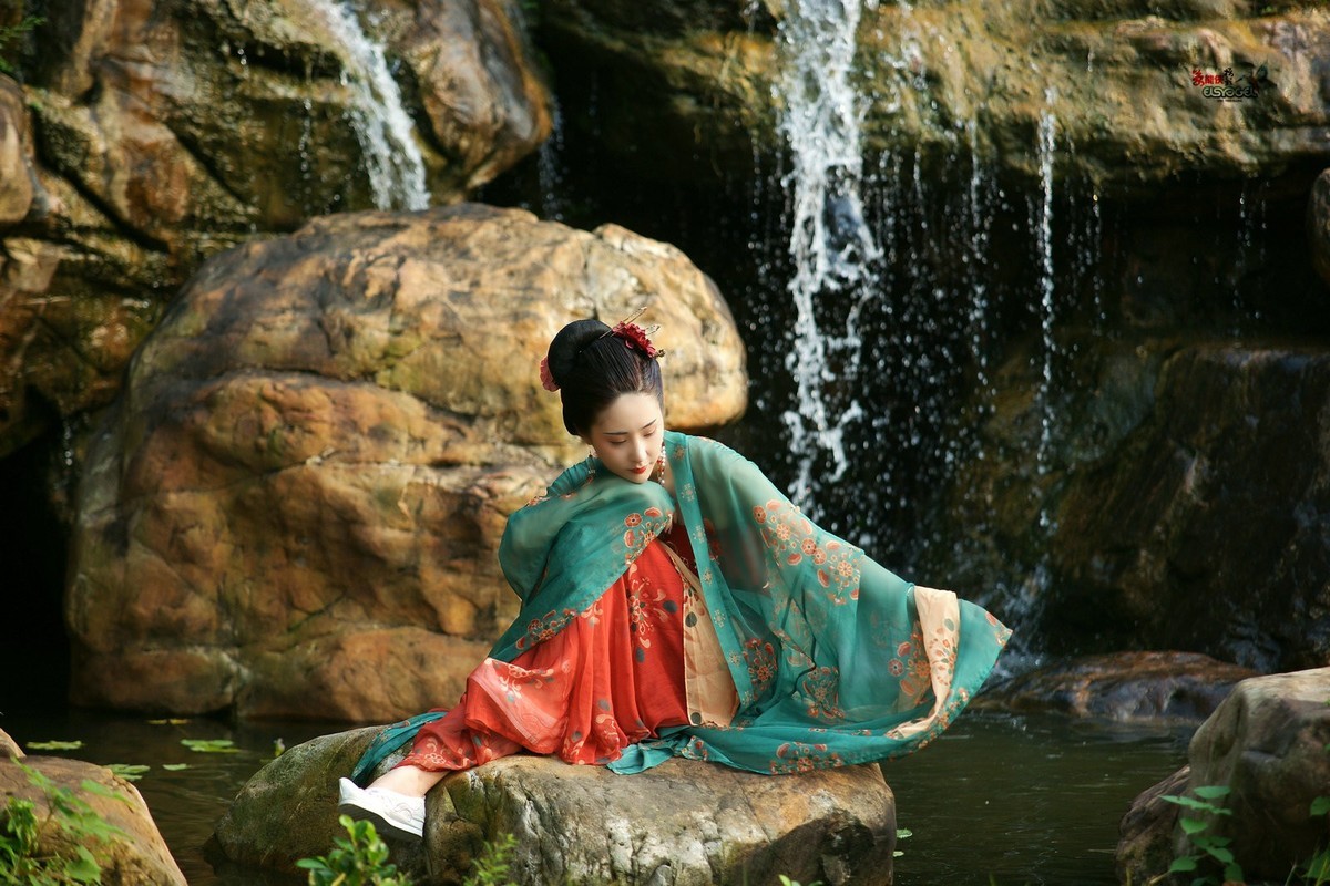 【醉美水博苑·汉服少女】--艺琳