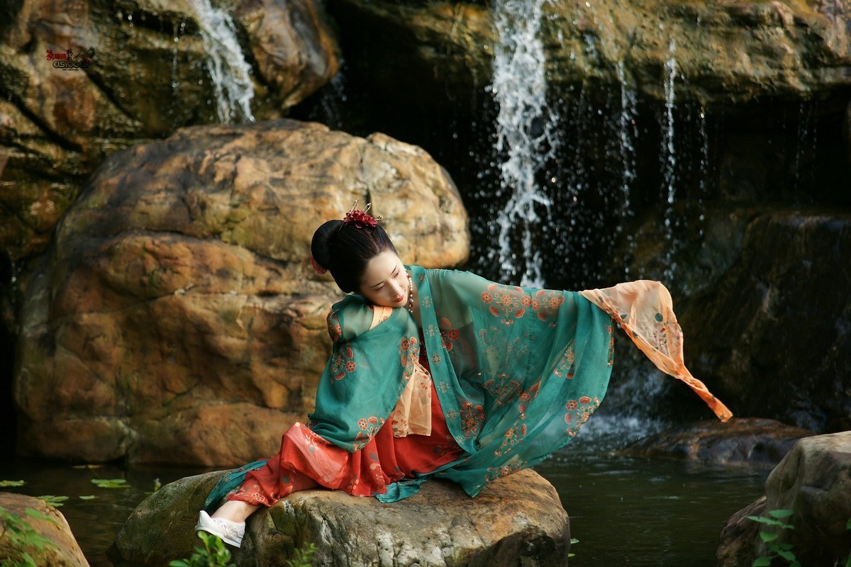 【醉美水博苑·汉服少女】--艺琳