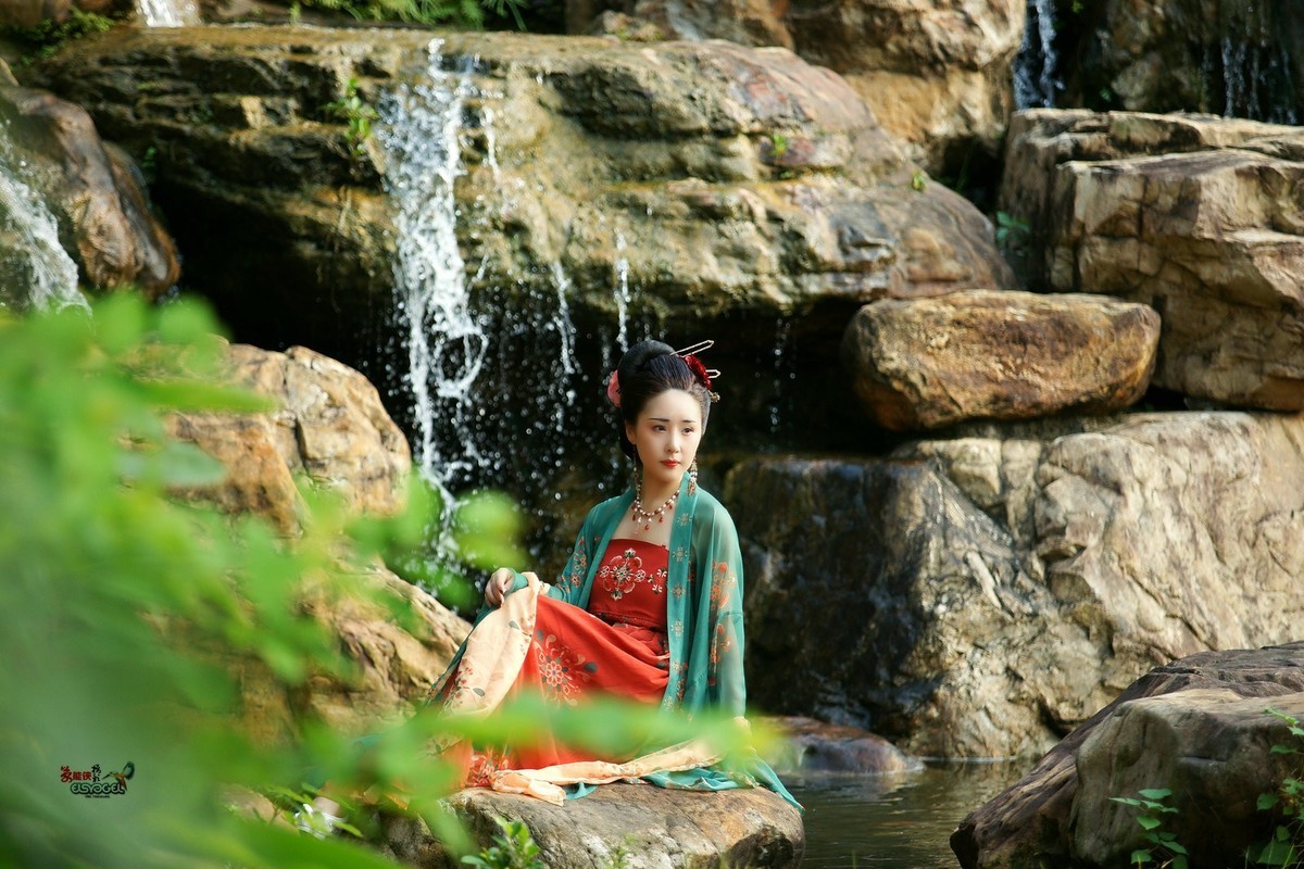 【醉美水博苑·汉服少女】--艺琳