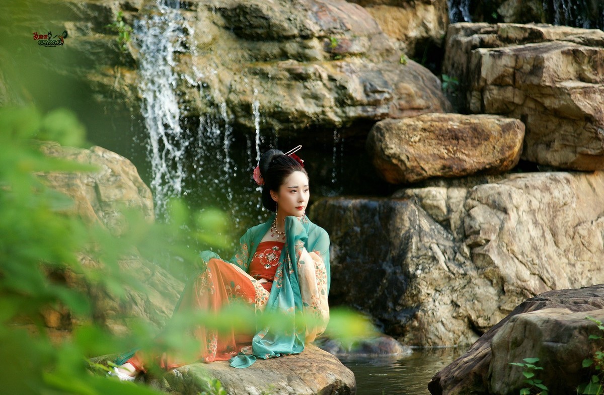 【醉美水博苑·汉服少女】--艺琳