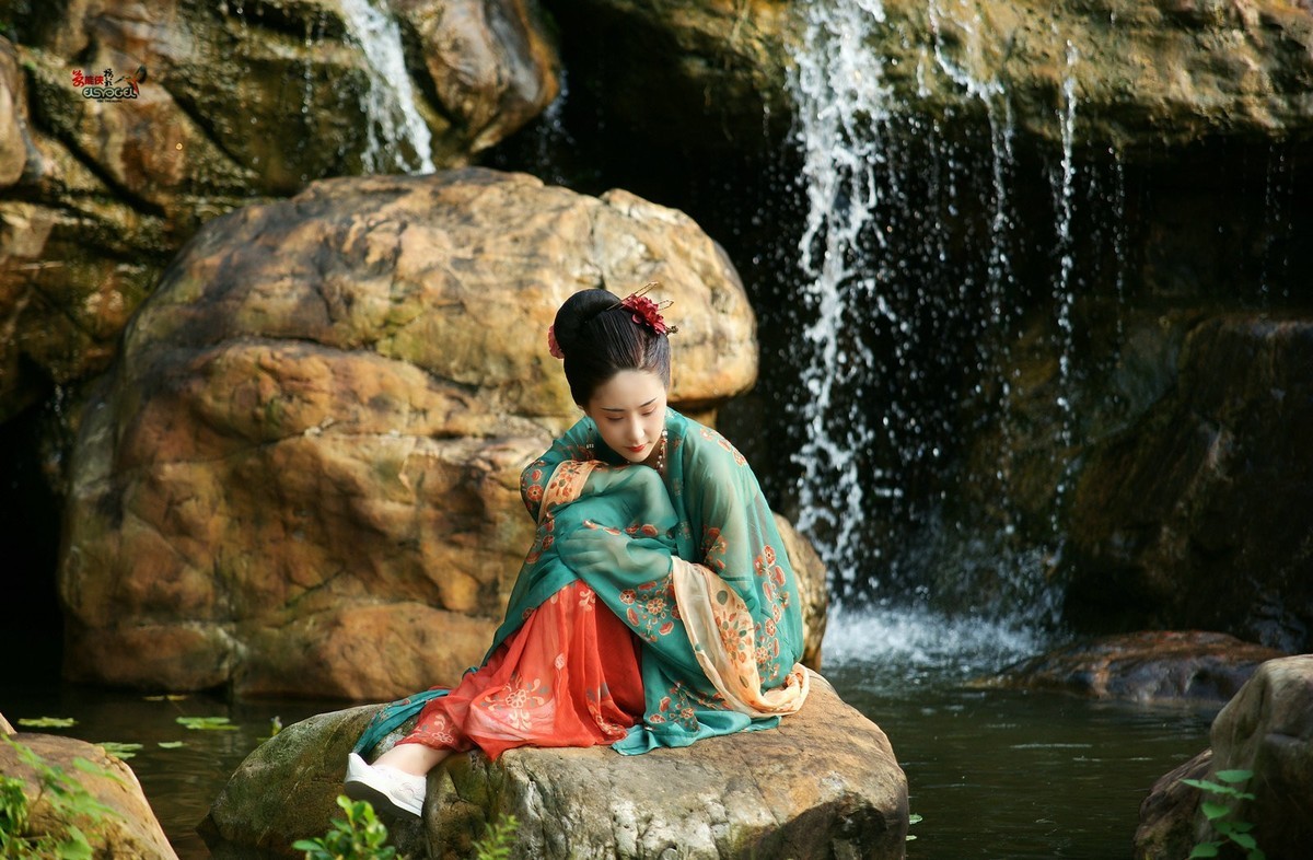 【醉美水博苑·汉服少女】--艺琳