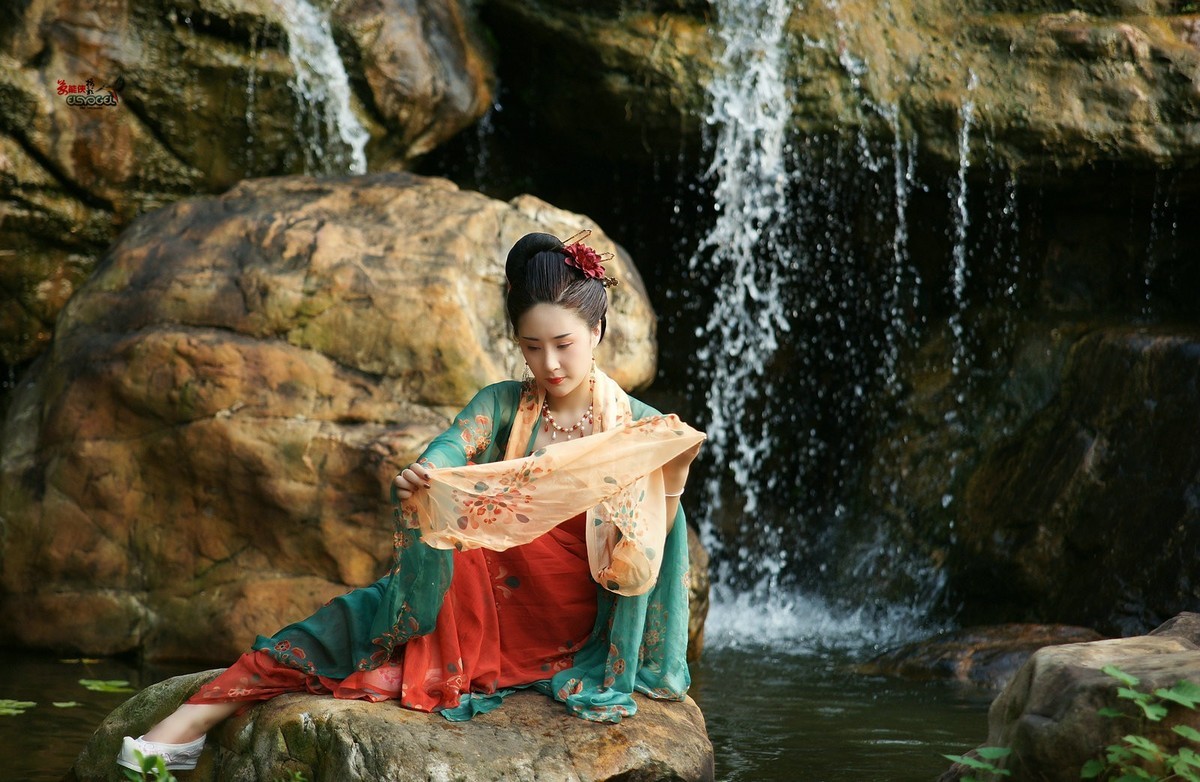 【醉美水博苑·汉服少女】--艺琳