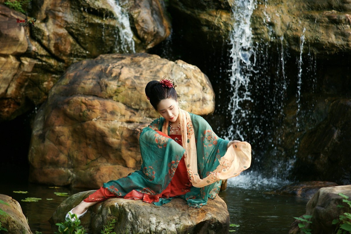 【醉美水博苑·汉服少女】--艺琳