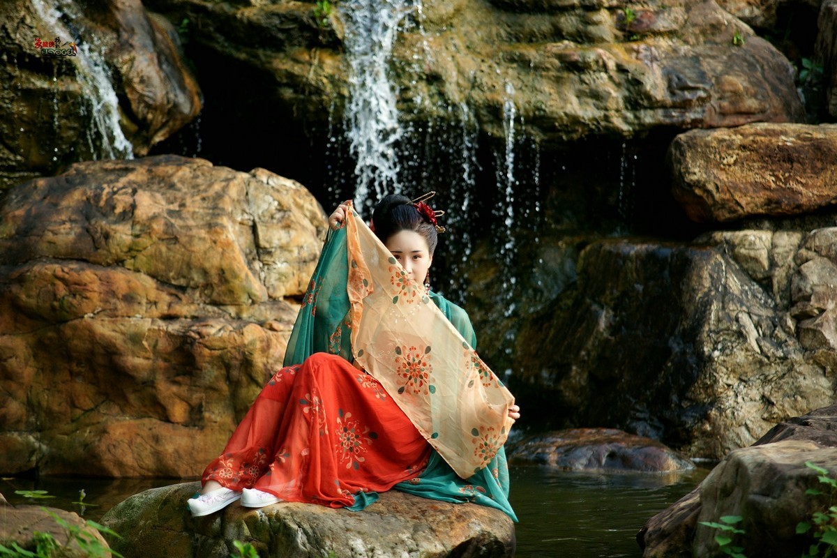 【醉美水博苑·汉服少女】--艺琳