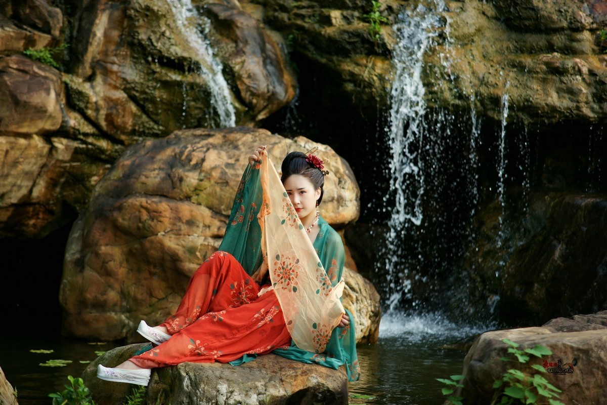 【醉美水博苑·汉服少女】--艺琳