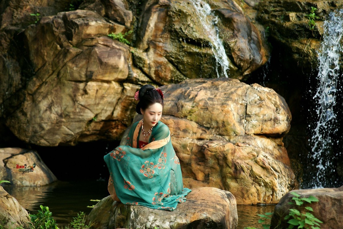 【醉美水博苑·汉服少女】--艺琳