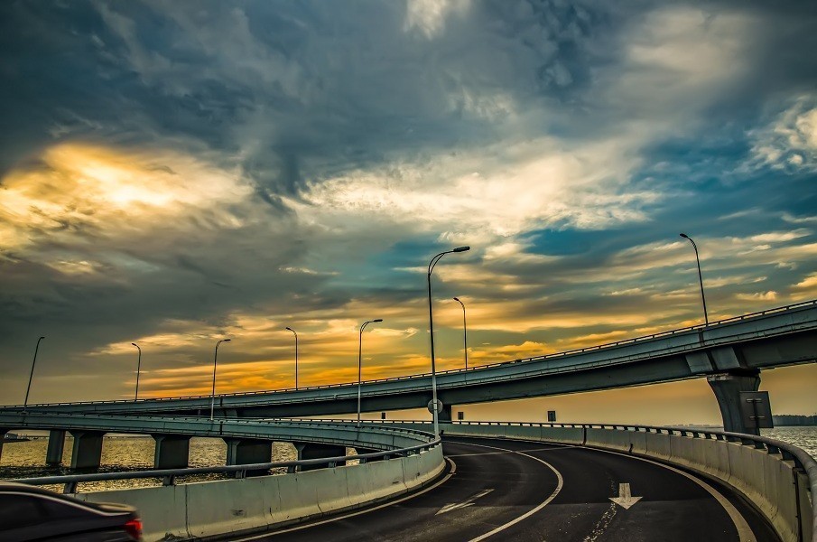 一桥架南北  天堑变通途  一线分天地  美景各相异