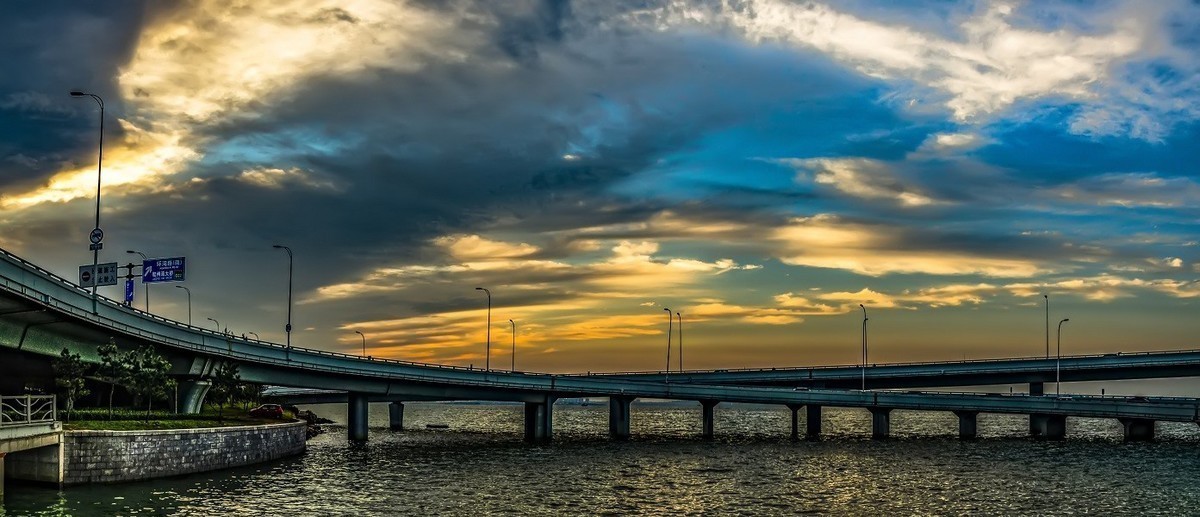 一桥架南北  天堑变通途  一线分天地  美景各相异