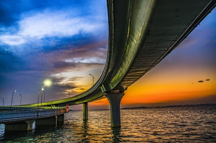 一桥架南北  天堑变通途  一线分天地  美景各相异