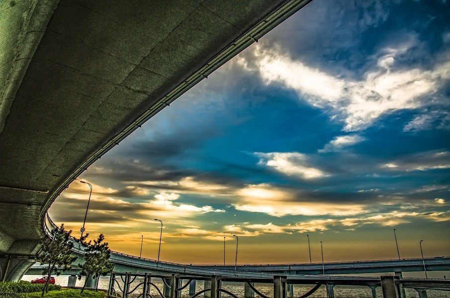一桥架南北  天堑变通途  一线分天地  美景各相异