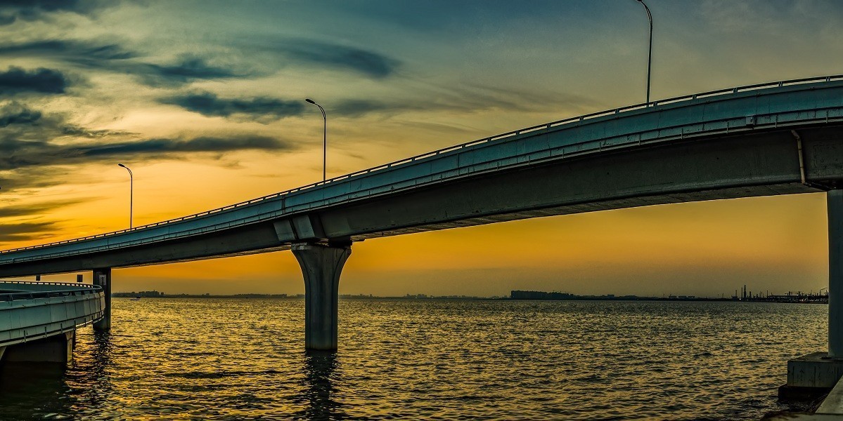 一桥架南北  天堑变通途  一线分天地  美景各相异