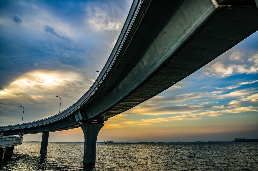 一桥架南北  天堑变通途  一线分天地  美景各相异