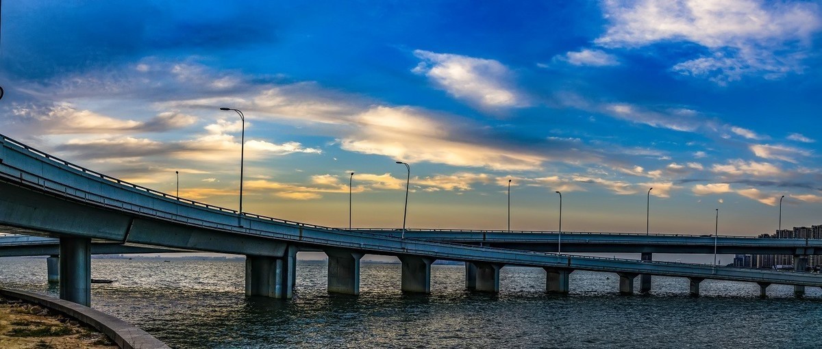 一桥架南北  天堑变通途  一线分天地  美景各相异