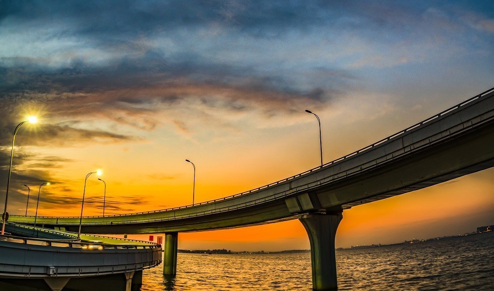 一桥架南北  天堑变通途  一线分天地  美景各相异