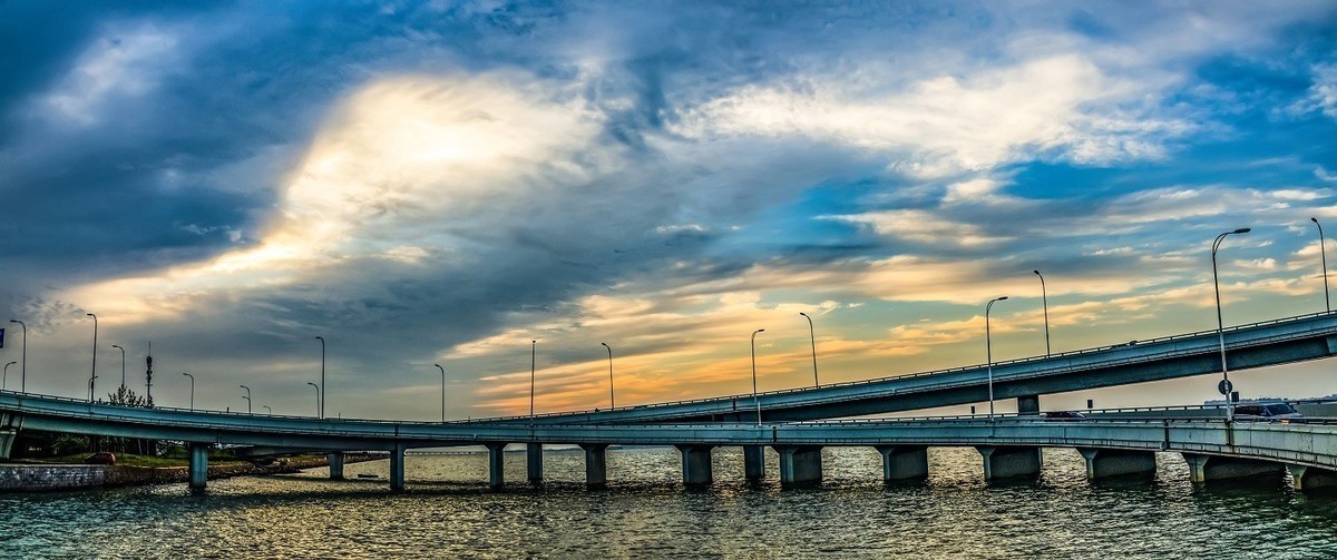 一桥架南北  天堑变通途  一线分天地  美景各相异