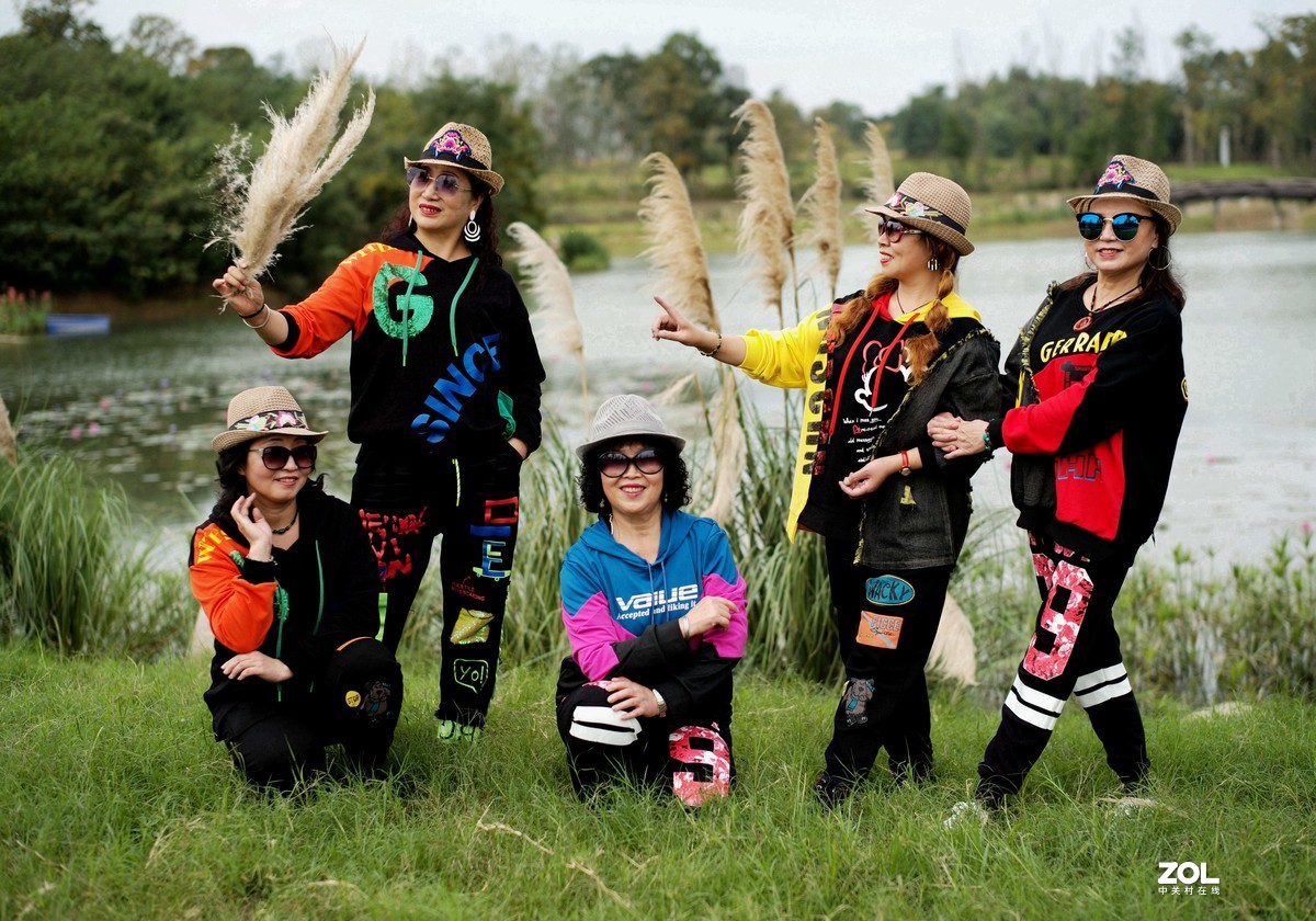 穿上运动装的大妈们活力四射、潇洒十足。