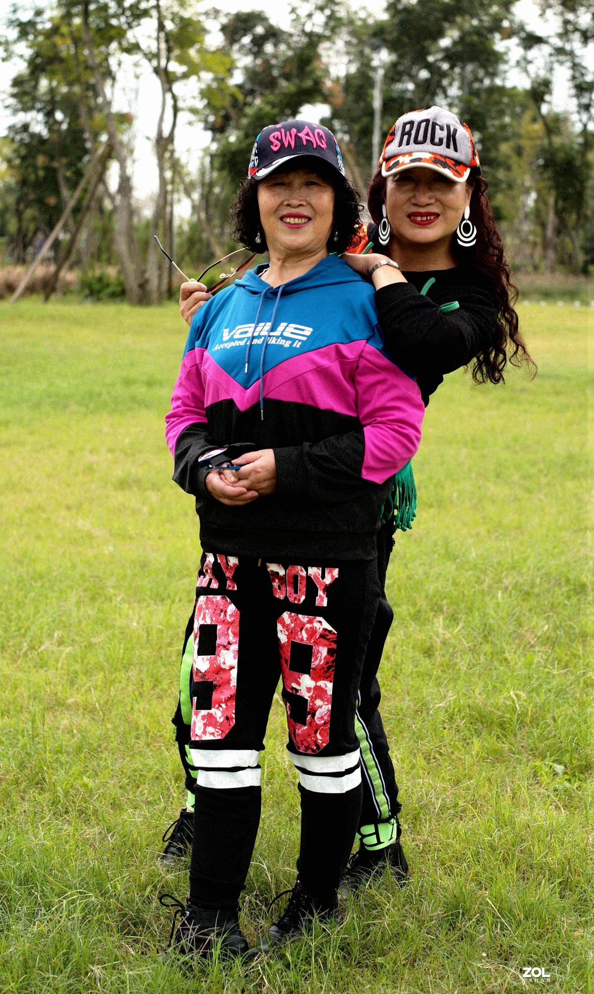 穿上运动装的大妈们活力四射、潇洒十足。