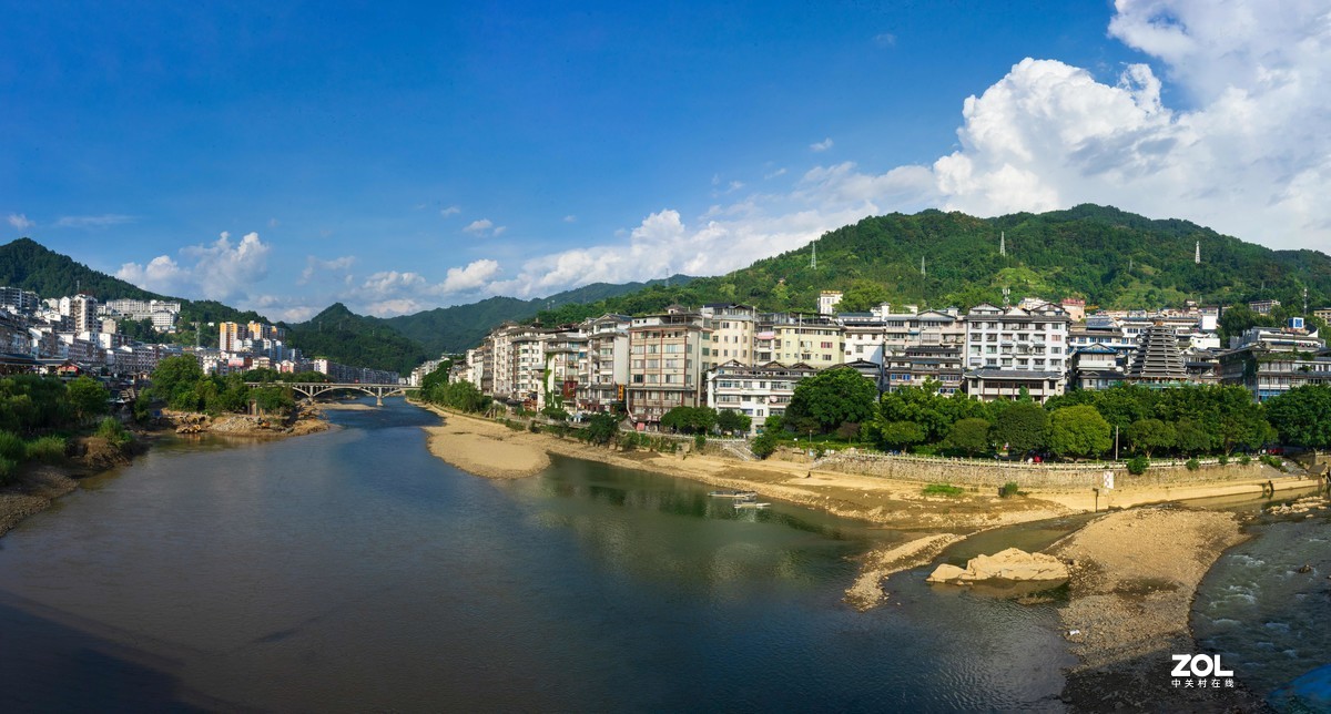 蓝天白云龙胜画