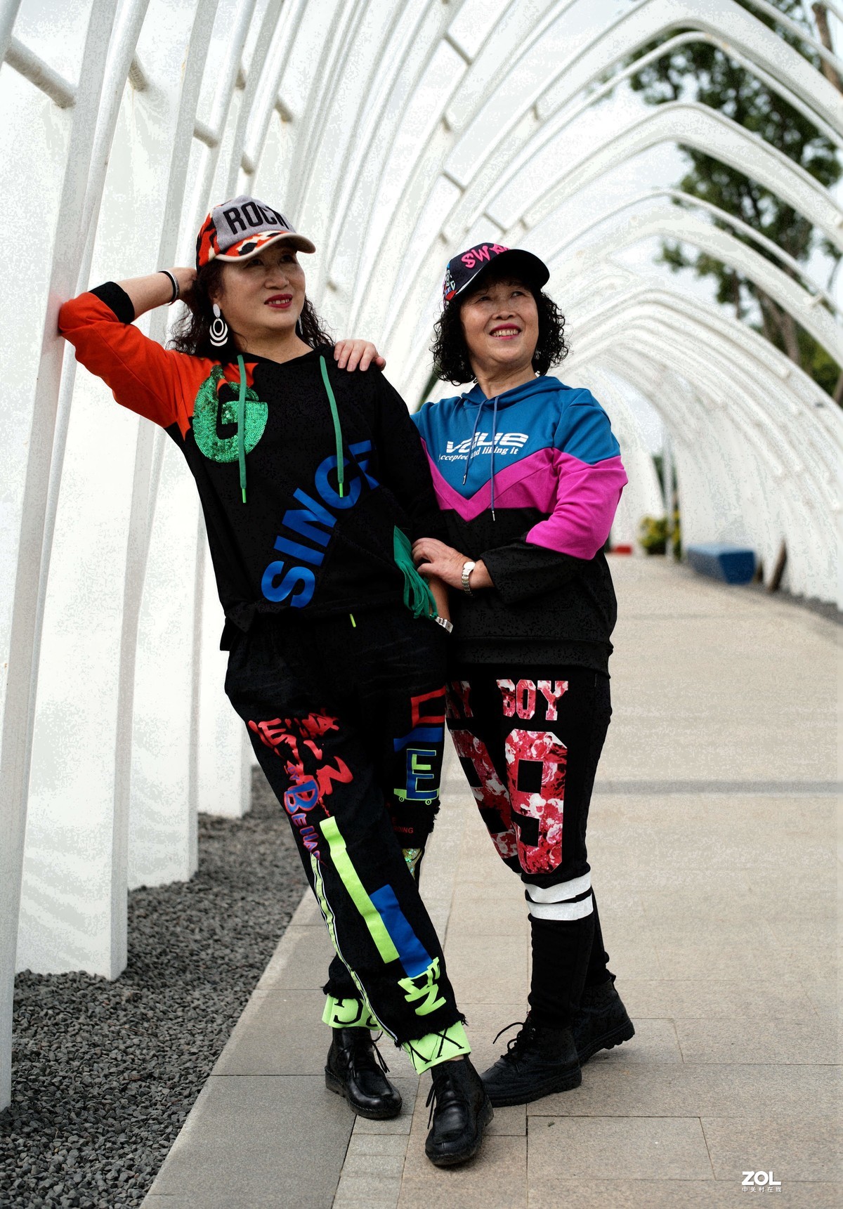 穿上运动装的大妈们活力四射、潇洒十足。