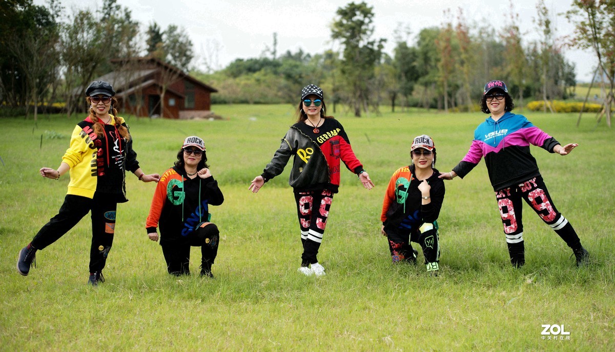 穿上运动装的大妈们活力四射、潇洒十足。