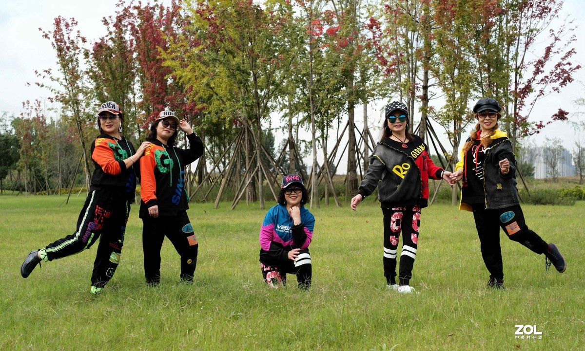 穿上运动装的大妈们活力四射、潇洒十足。