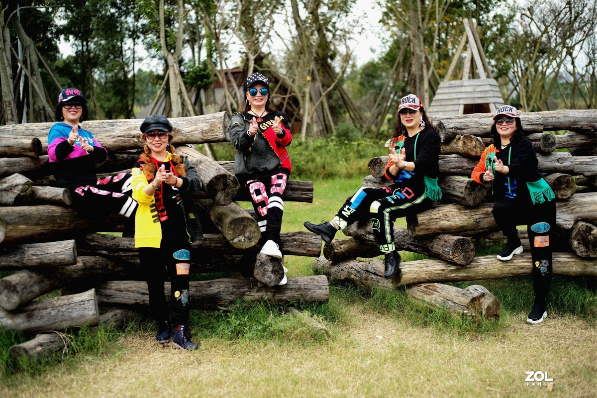 穿上运动装的大妈们活力四射、潇洒十足。