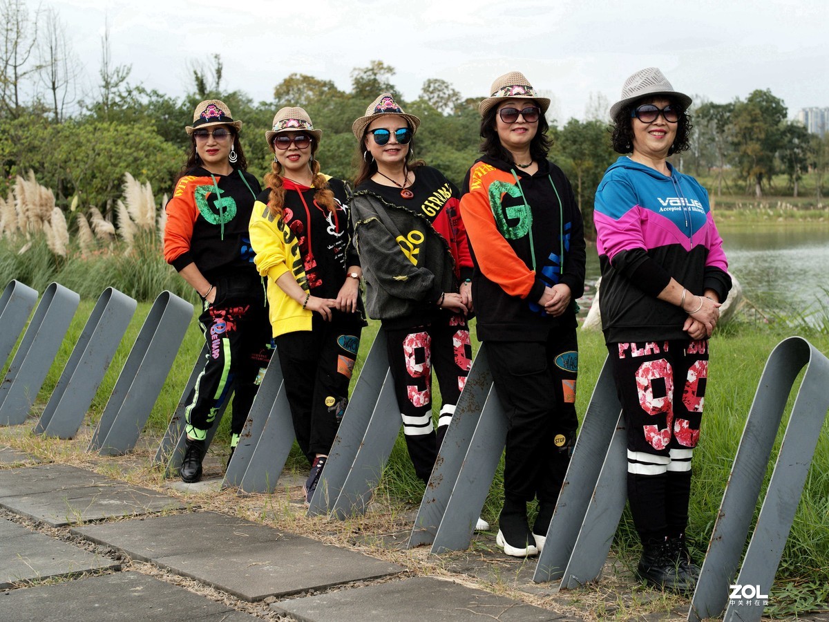 穿上运动装的大妈们活力四射、潇洒十足。