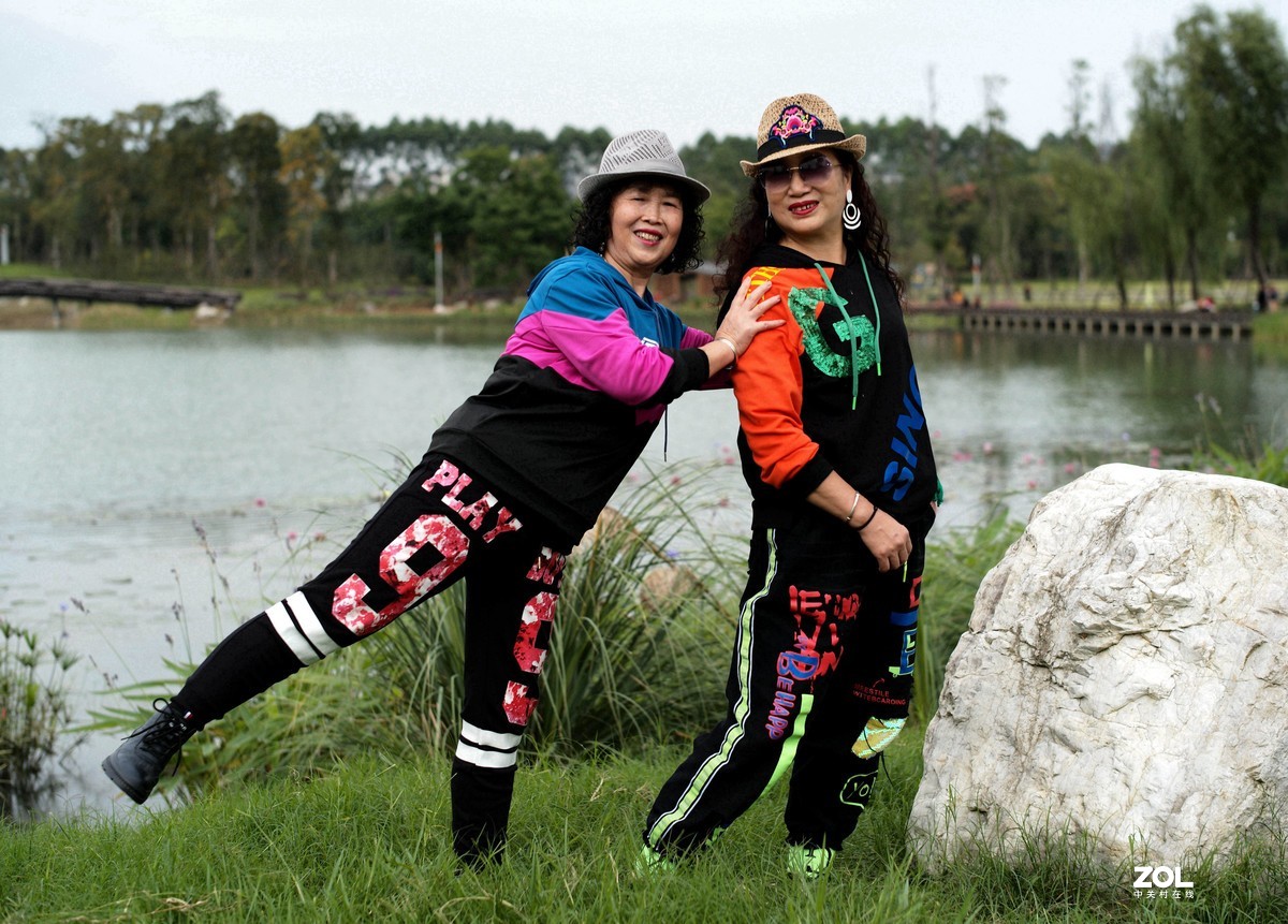 穿上运动装的大妈们活力四射、潇洒十足。