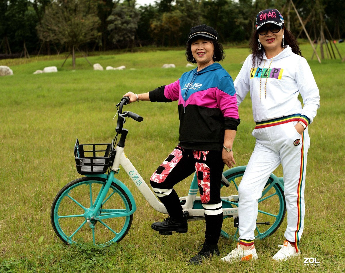 穿上运动装的大妈们活力四射、潇洒十足。