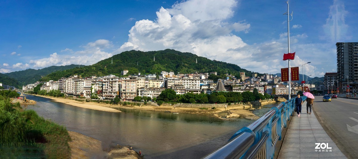 蓝天白云龙胜画