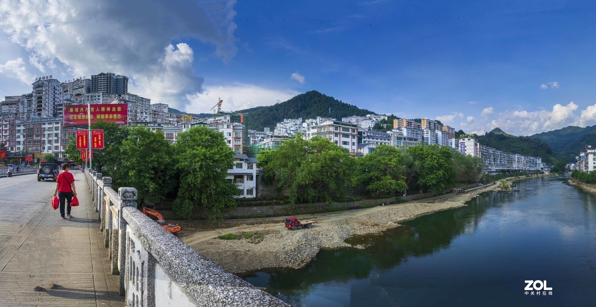 蓝天白云龙胜画