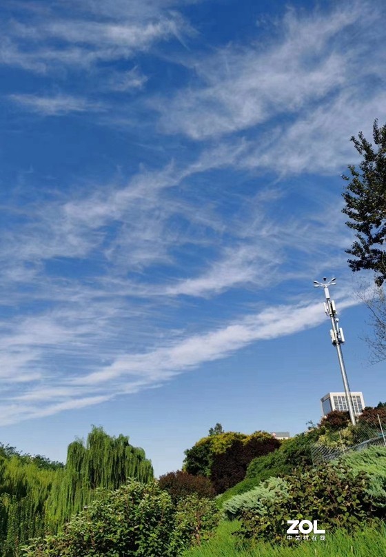 蓝天和白云相伴