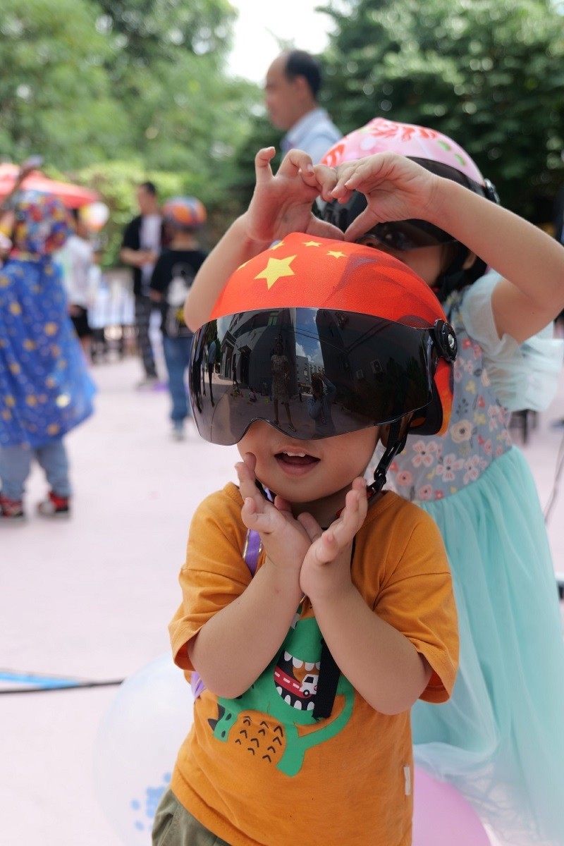 孩子出行不戴头盔，因为头盔太丑？